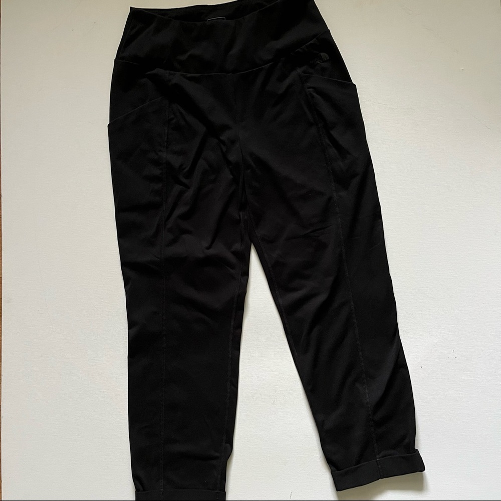 The North Face Black High rise Tapered 7/8 Pant size Small